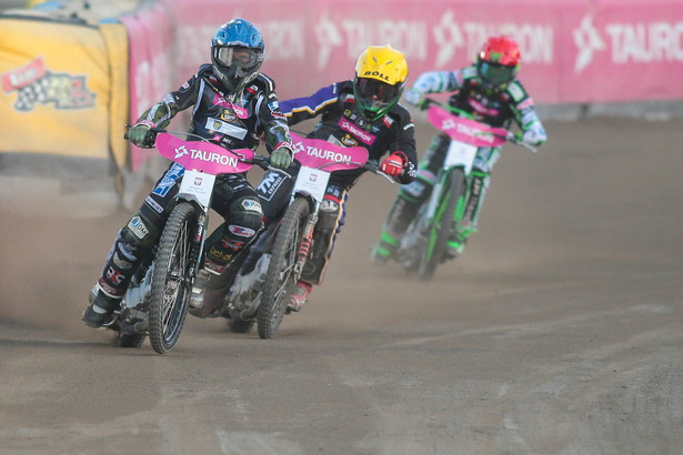 Polacy: Janusz Kołodziej (kask niebieski), Kacper Woryna (żółty) i Patryk Dudek (czerwony) podczas pierwszej rundy Speedway Euro Championship 2022 w Rybniku 2 bm.