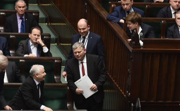 Jarosław Kaczyński, Marek Suski, Beata Szydło i posłowie PiS w Sejmie