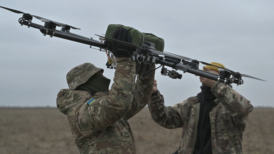 Ukraińscy żołnierze wypuszczają drona na poligonie wojskowym w obwodzie kijowskim, 23 lutego 2024 r.