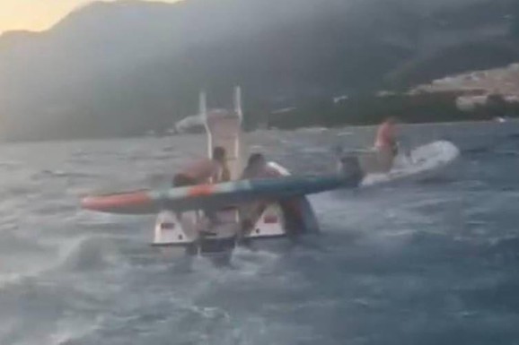 (VIDEO) JAKA OLUJA ODNELA DECU U MORE Nezapamćena drama na Jadranu: Roditelji nisu mogli da dođu do njih, a onda su se pojavili ONI i bez razmišljanja uradili nešto NEVEROVATNO