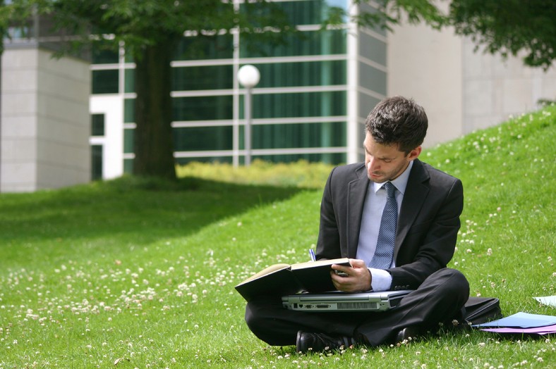 Coraz częściej na biurkach pracowników miejsce tradycyjnego desktopa zajmuje notebook. Ma tę zaletę, że można go wziąć ze sobą, gdy jest potrzeba pracy poza biurem.