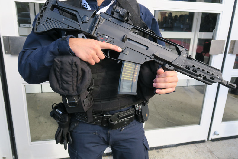 Francuski policjant z karabinem HK G36 KP2
