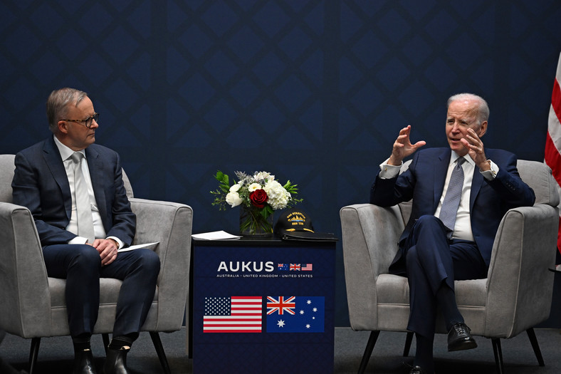 Premier Australii Anthony Albanese i prezydent USA Joe Biden podczas szczytu AUKUS w bazie marynarki wojennej Point Loma w San Diego, 13 marca 2023 r.