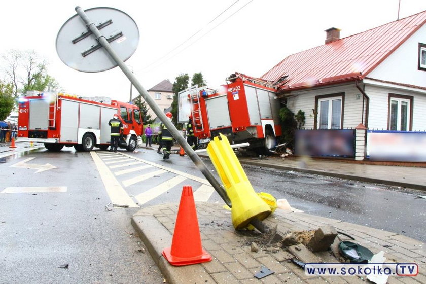 Groźny wypadek w Sokółce. Strażacy uderzyli w dom