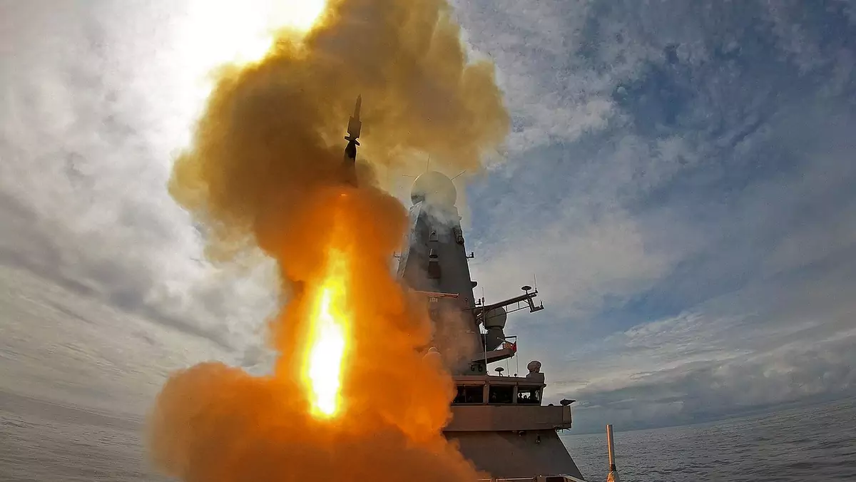 HMS Defender podczas ćwiczeń "Formidable Shield"