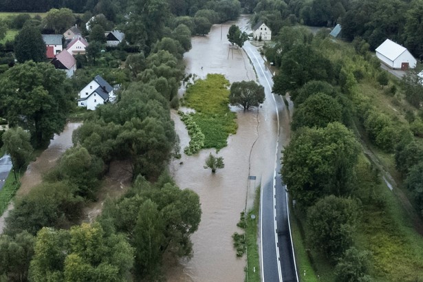 Świerzawa, 14.09.2024. Wezbrana rzeka Kaczawa w Świerzawie, 14 bm. Niż genueński, który dotarł nad Polskę w czwartek 12 września, odpowiada za aktualne załamanie pogody i ulewne deszcze szczególnie na Dolnym Śląsku. (aldg) PAP/Tomasz Golla
