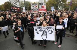 Czarny protest pod Sejmem. Tłum: "Hańba, posłowie budują piekło kobiet"
