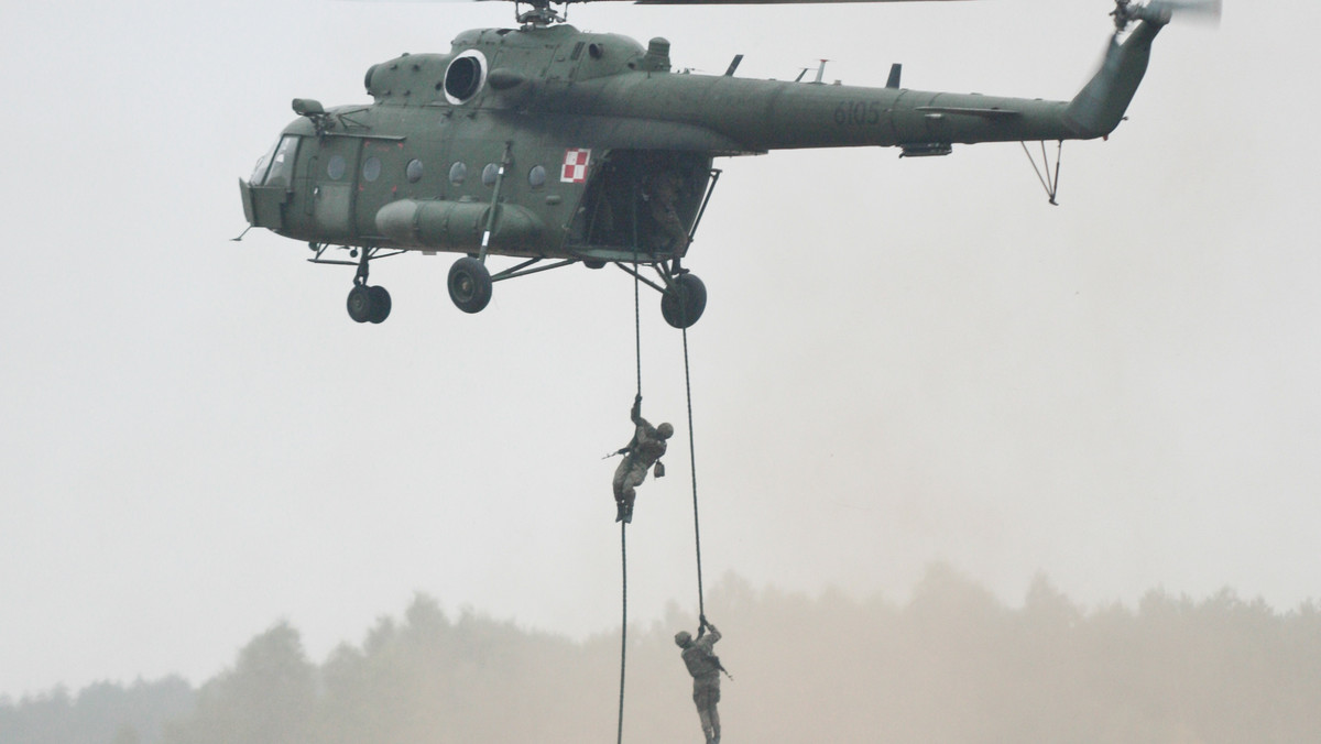 Desant spadochroniarzy, atak na pozycje przeciwnika, utrzymanie zdobytego lotniska zakłada scenariusz ćwiczeń w porcie lotniczym Olsztyn-Mazury w Szymanach. Operacja powietrzno-desantowa dziś odbywa się w ramach ćwiczeń Dragon -17.