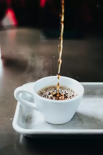 Czy picie kawy pogarsza jakość snu? / Devin Avery on Unsplash