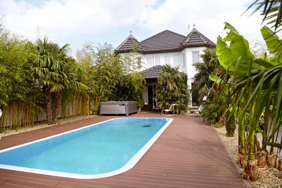 (FOTO) NAŠA PEVAČICA IZGRADILA DVORAC OD 500. 000 EVRA USRED NJIVE Ima i svoju baštu, a po dvorištu šetaju šetaju kokoške: Evo kako izgleda njen raj na zemlji