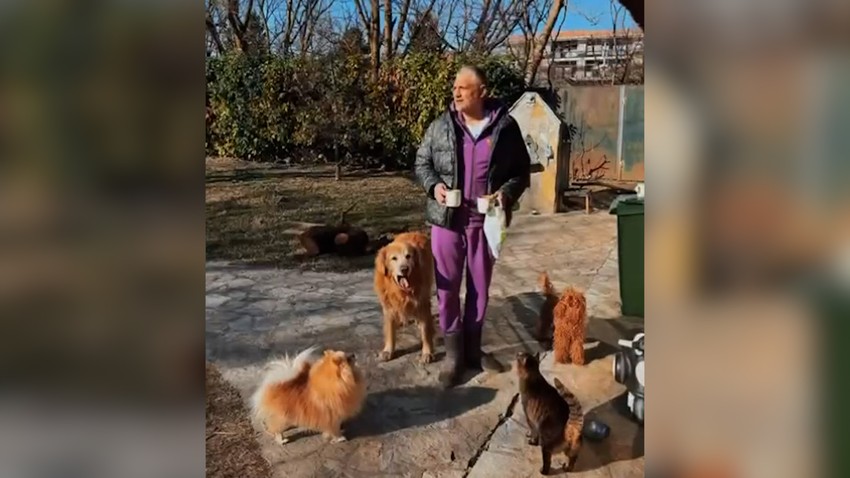 Čeda Jovanović hrani životinje