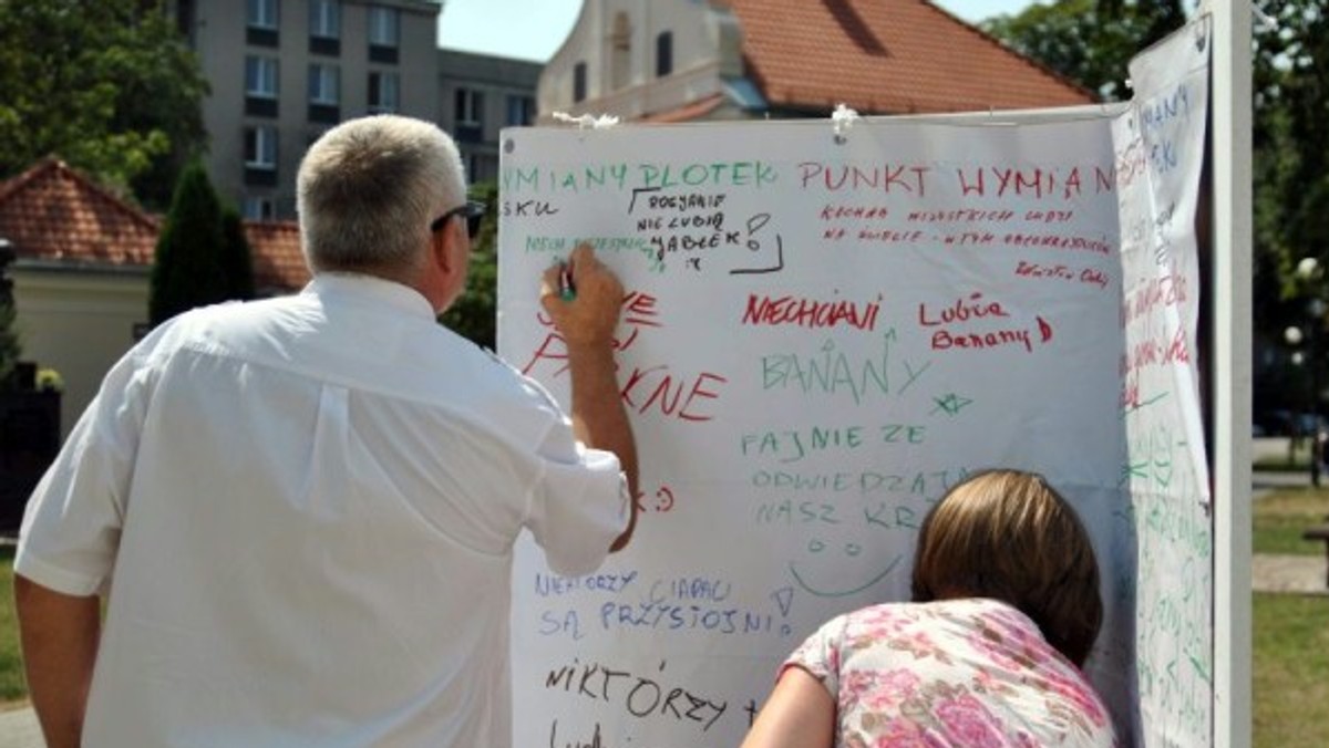 Punkt Wymiany Plotek będzie działał do końca tygodnia przed Centrum Kultury przy ul. Peowiaków. To pierwszy etap antyplotkowej akcji, która w przewrotny sposób ma budować pozytywny klimat dla cudzoziemców w Lublinie.