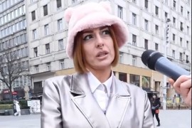 Sreli smo ŽENU SA DRUGE PLANETE u centru Beograda i nema ko je NIJE ODMERIO: Njen srebrni mantil i ROZE ČIZME ne mogu proći neprimećeno