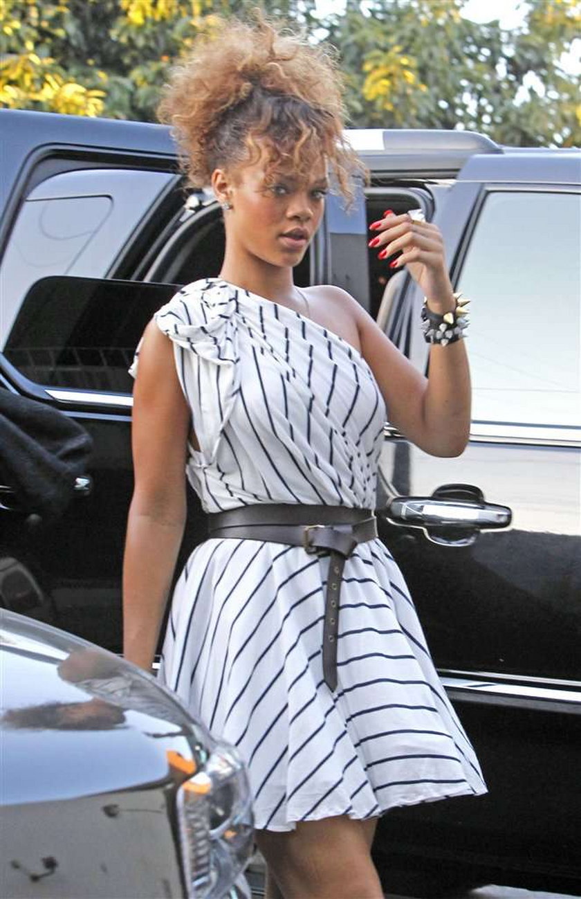 Rihanna pożegnała się z peruką