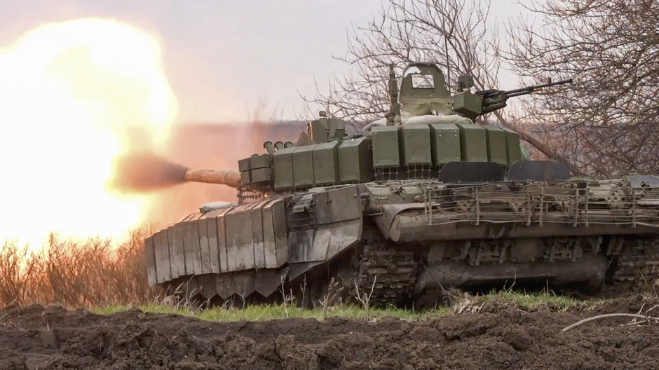 Czołg T-72B3 rosyjskich wojsk na obszarach przygranicznych obwodu białogrodzkiego. Rosja, 19 marca 2024 r.