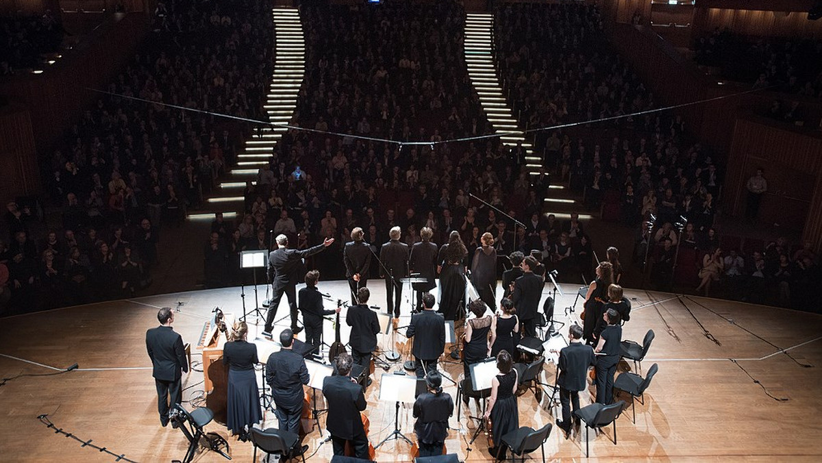 Wielkopiątkowy koncert w Centrum Kongresowym ICE Kraków poświęcony był muzycznym opracowaniom Stabat Mater. Tekst i wzięta z chorału gregoriańskiego melodia tej średniowiecznej sekwencji, włączonej do liturgii Kościoła rzymskiego w 1727 roku, od wieków inspirowały nie tylko kompozytorów, ale i poetów, którzy chętnie sięgali po topos matki cierpiącej po utracie syna. Najsłynniejsze Stabat Mater epoki baroku, autorstwa Giovanniego Battisty Pergolesiego, dyrektor-rezydent Festiwalu, Vincent Dumestre ze swoim Le Poème Harmonique postanowił zaprezentować w szerszym kontekście istotnym dla kultury neapolitańskiej.