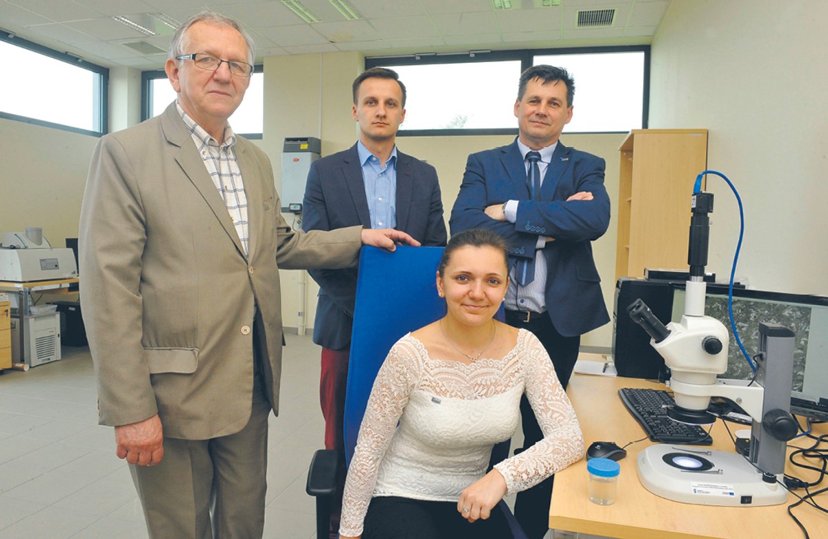 Dr hab. inż. Maciej Heneczkowski, dr inż. Rafał Oliwa, dr hab. inż. Mariusz Oleksy i mgr inż. Justyna Czech z Politechniki Rzeszowskiej