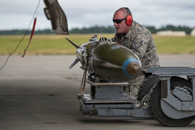 Bomba szybująca GBU-32 JDAM w trakcie przygotowania samolotu do misji.