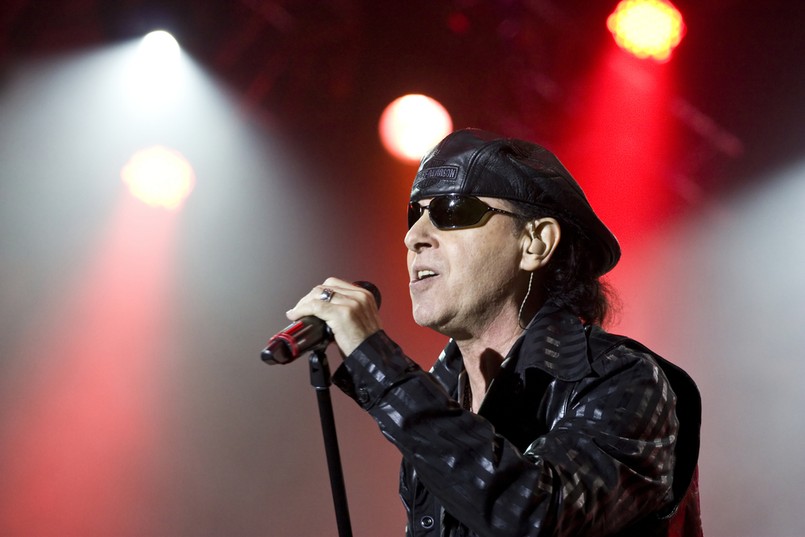 Scorpions założył 50 lat temu gitarzysta, do dziś główny kompozytor grupy, Rudolf Schenker. Dzisiaj Rudolf jest jedynym członkiem z założycielskiego składu grupy. Drugim z najdłuższym stażem jest wokalista Klaus Meine (na zdjęciu), który dołączył do zespołu w 1969 roku. Czy z pięćdziesiątką na karku Scorpions są najstarszym, nieprzerwanie działającym zespołem?