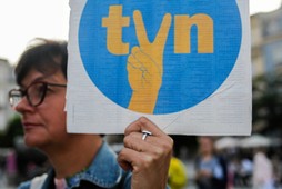 14.09.2021 Kraków, Rynek Główny. „Wolni ludzie - wolne media – protest przeciw „Lex TVN i w obronie wolnych mediów. Fot. Adrianna Bochenek / Agencja Wyborcza.pl