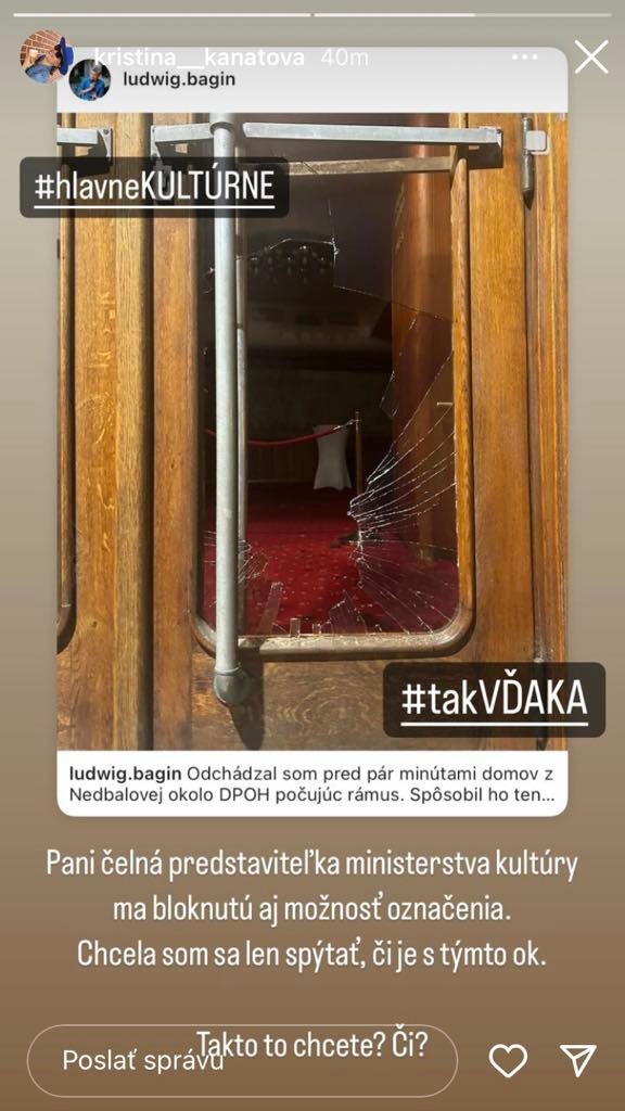 Na poškodené dvere bratislavského Divadla Pavla Országha Hviezdoslava upozornil Ludwig Bagin.