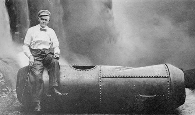 Bobby Leach i jego beczka po podróży przez wodospad w 1911 r.