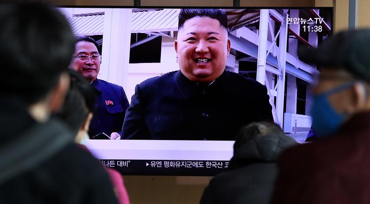 Dél-Korea fővárosában, Szöulban híradót néznek az emberek május 1-jén, a programban feltűnik az észak-koreai diktátor, Kim Dzsongun 