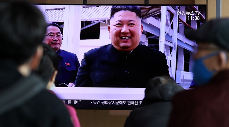 Dél-Korea fővárosában, Szöulban híradót néznek az emberek május 1-jén, a programban feltűnik az észak-koreai diktátor, Kim Dzsongun 