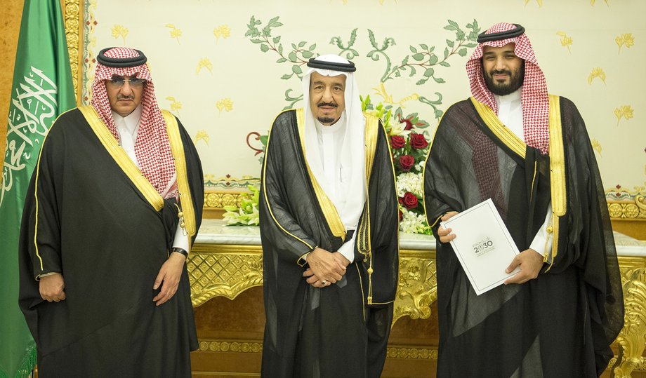 W środku: król Arabii Saudyjskiej Salman bin Abdulaziz, po lewej książę Mohammed bin Nayef (bratanek króla), po prawej książę Muhammad bin Salman, syn króla i następca tronu