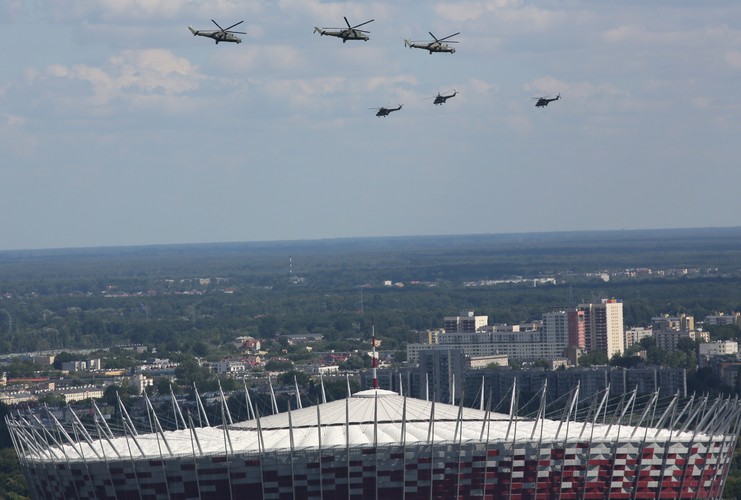 Ze względu na opancerzenie, śmigłowiec Mi-24 można porównać do 'czołgu”. Kadłub pokryty jest stalową osłoną od grubości co najmniej pół centymetra. Podłogi wzmocniono specjalną warstwą przeciwodłamkową, szyby w kabinie pilotów mają grubości kilku centymetrów.

Na typowe uzbrojenie śmigłowca składa się  wielolufowy karabin maszynowy kalibru 
12,7 mm, zasobniki pocisków rakietowych kalibrów 80 i 57 mm oraz zasobniki z uzbrojeniem strzeleckim kalibrów 23, 12,7 i 7,62 mm. 

Jak informuje PKW, śmigłowiec przenosi przeciwpancerne pociski kierowane oraz dodatkowo karabiny maszynowe kalibru 7,62 mm montowane w oknach przedziału transportowego. W razie potrzeby śmigłowiec może również przenosić pociski powietrzne różnych typów oraz bomby swobodnie spadające. 
W tej maszynie zastosowano także rozwiązanie nietypowe dla śmigłowców bojowych - przedział transportowy, który pozwala na zabranie do 8 osób.
