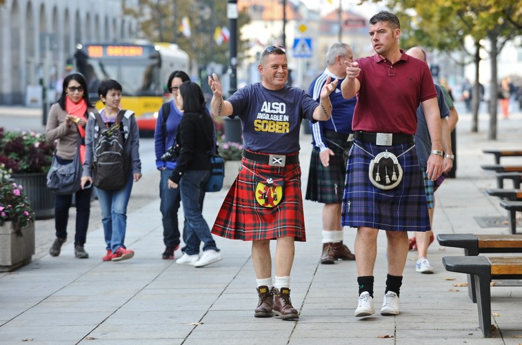 Najazd Szkotów na Warszawę. Kibice w tradycyjnych kiltach spacerują po stolicy