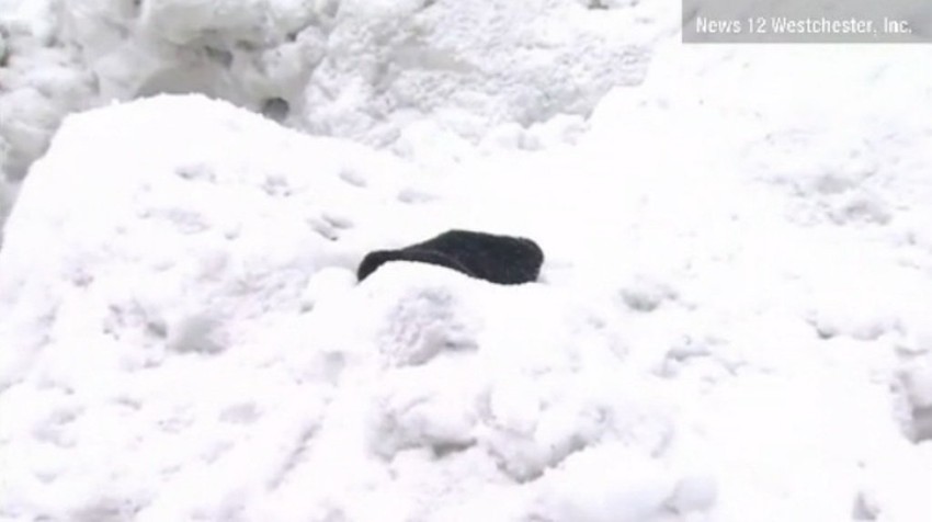 Policajci, rođaci, komšije i radnici hitne službe krenuli su da otkopavaju sneg zajedno, neko lopatom, a neko golim rukama