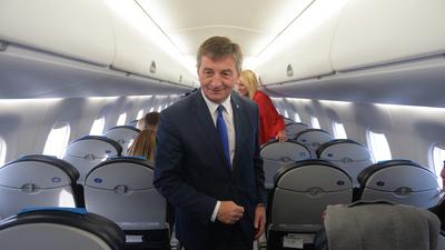 Marszałek Sejmu Marek Kuchciński na pokładzie samolotu rządowego