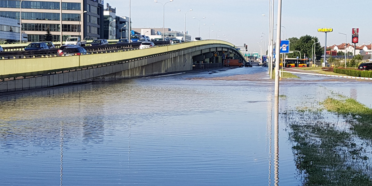 Warszawa: Awaria wodociągowa w stolicy. Woda zalała ulice
