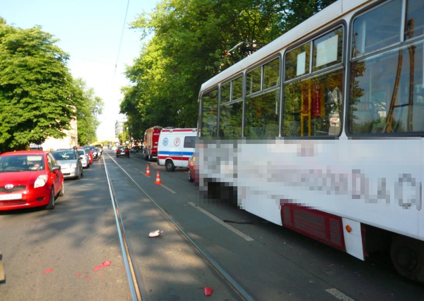 Czołowe zderzenie opla z tramwajem