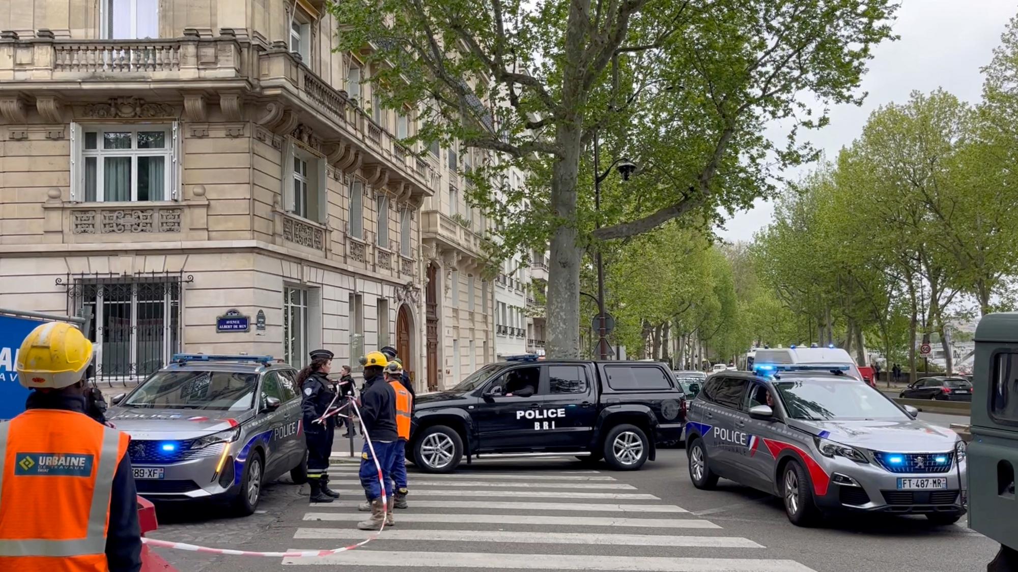 Francúzska polícia zabezpečila okolie iránskeho konzulátu v Paríži, kde sa muž vyhrážal odpálením.