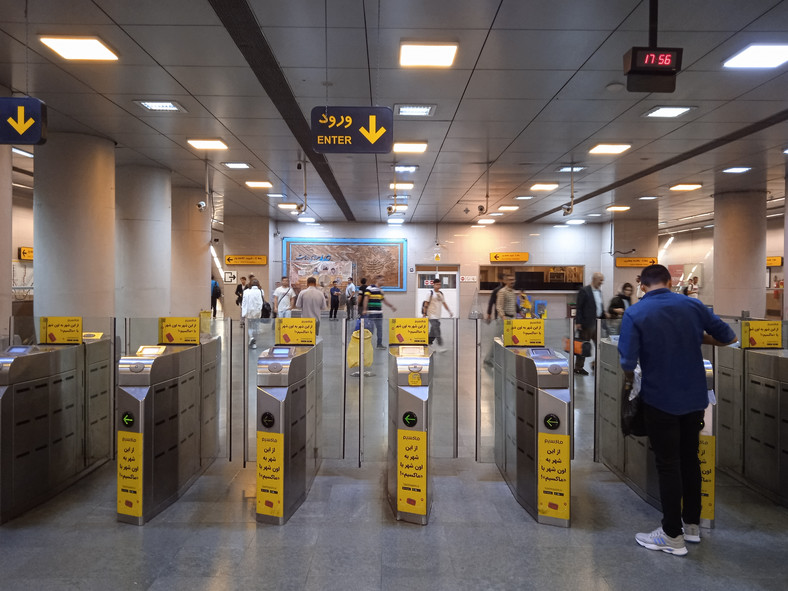 Bramki biletowe na stacji Meydan-e Azadi
