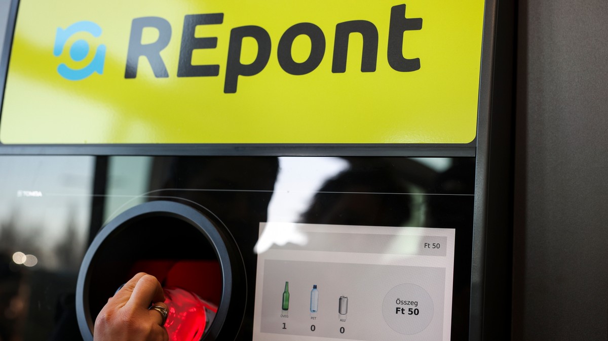 Annyira népszerűek lettek, hogy nagyon sok helyen vannak fennakadások az üvegvisszaváltó automatáknál – videó