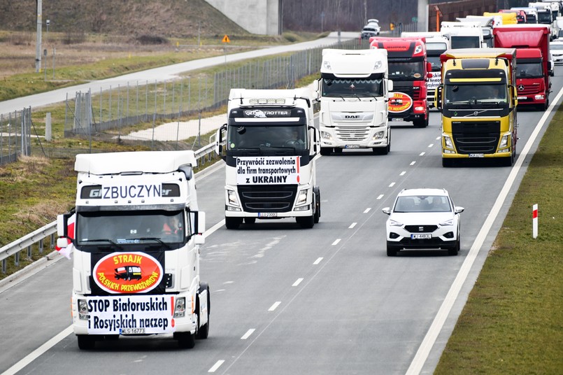 Kolumna protestujących kierowców pojazdów ciężarowych na trasie A2 w okolicach miejscowości Olesin