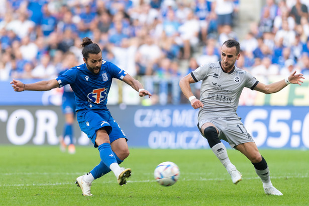 Zawodnik Lecha Poznań Joao Amaral (L) strzela bramkę, obok Vladimer Mamuchashvili (P) z Dinamo Batumi podczas meczu 2. rundy eliminacji piłkarskiej Ligi Konferencji