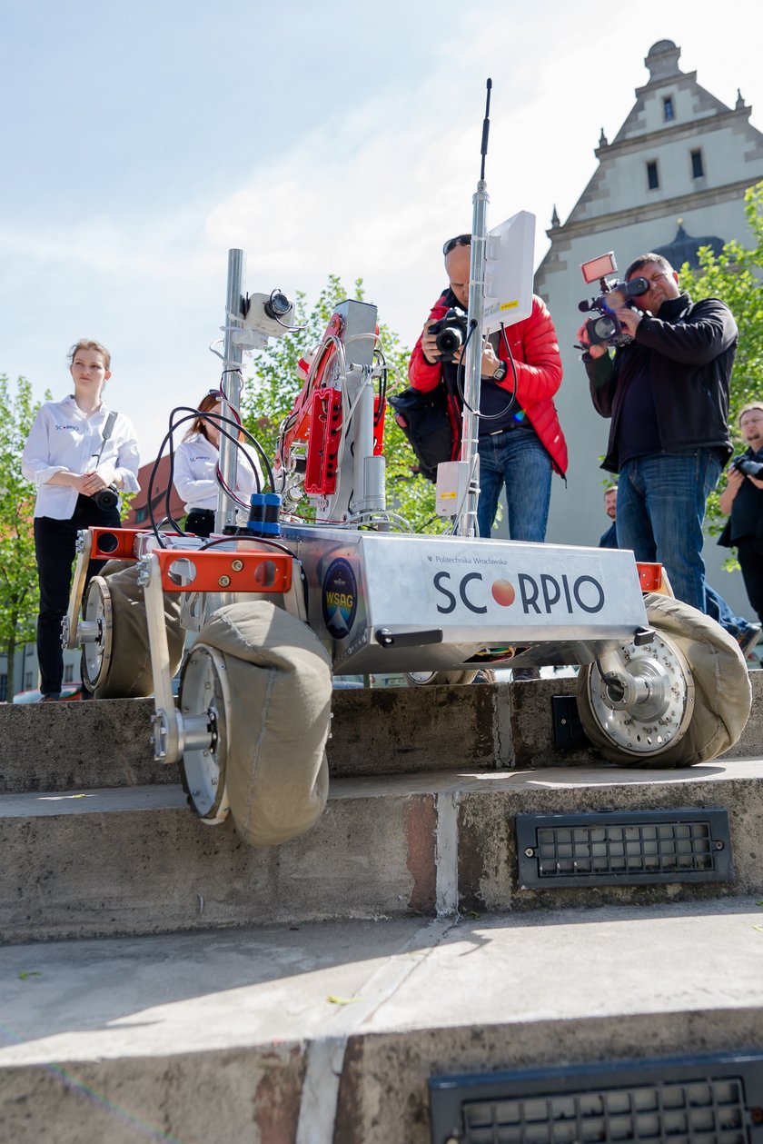 Studenci Politechniki Wrocławskiej z łazikiem marsjańskim