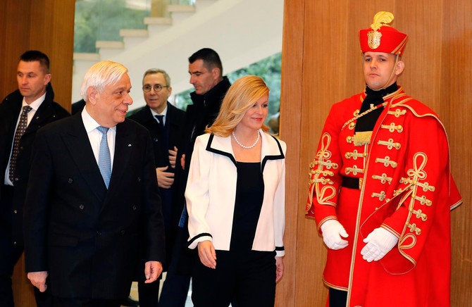 Kolinda u crno-beloj kombinaciji