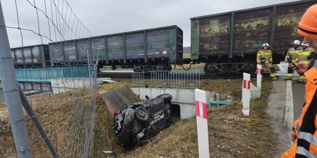 63-latka wjechała samochodem pod koła pociągu towarowego. 