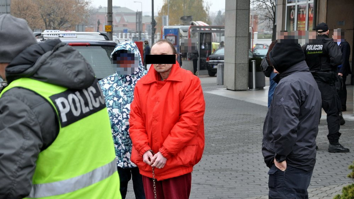 Na przystanku w Warszawie zaatakował nożem mężczyznę, z którym pokłócił się w tramwaju. Ciosy okazały się śmiertelne. Sprawca uciekł i pozostawał nieznany przez ponad dziewięć lat. Aż do teraz. Policjanci właśnie rozwikłali zagadkę tej zbrodni. Mordercą okazał się 38-letni Konrad S. Co ciekawe, mężczyzna odbywa już karę dożywocia za inne zabójstwo.