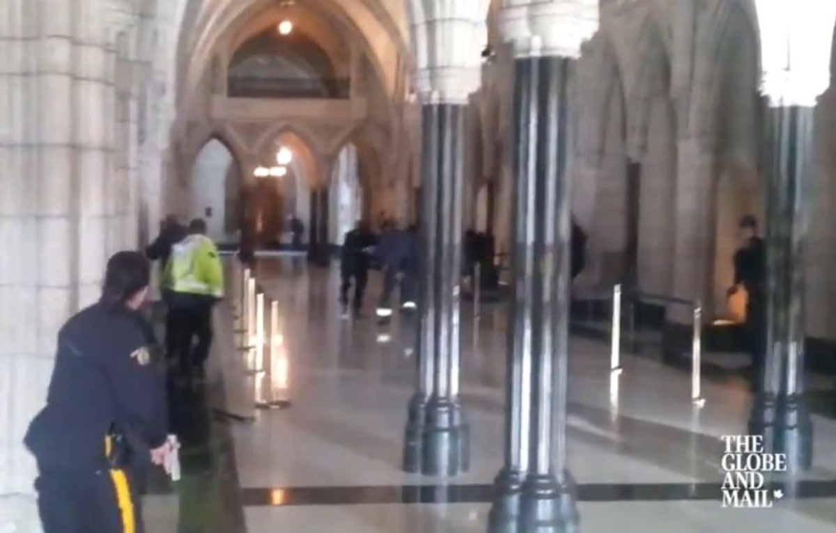 Kadr z filmu nagranego wewnątrz kanadyjskiego parlamentu