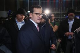 Morawiecki protestuje przed siedzibą TVP. "Nie możemy zamknąć oczu"