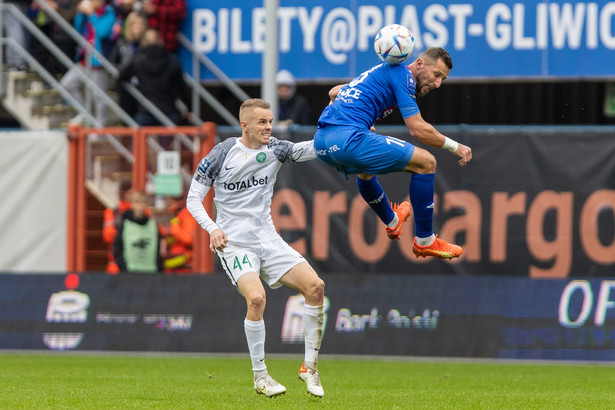 Zawodnik Piasta Gliwice Kamil Wilczek (P) i Dawid Szymonowicz (L) z Warty Poznań podczas meczu 16. kolejki piłkarskiej Ekstraklasy