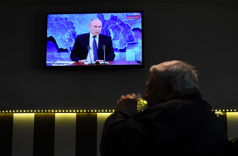 Mężczyzna pije wódkę w barze i ogląda przemówienie Władimira Putina. Rosja. 2020 r.