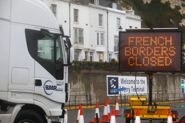 Francuska ciężarówka w Dover oraz informacja o blokadzie. Dover, Wielka Brytania, 21.12.2020