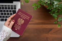 Na tych polskich lotniskach wyrobisz paszport tymczasowy od ręki. Ile to kosztuje? Jak długo się czeka? Ile jest ważny?
